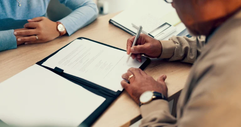 GD_Contratos-Cíveis_hands-lawyer-man-with-contract-signature-application-writing-document-insurance-